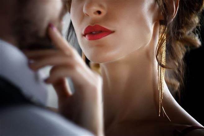 白羊座、双子座、双鱼座的女人是公认渣女，玩弄男人感情不手软。（示意图／shutterstock）