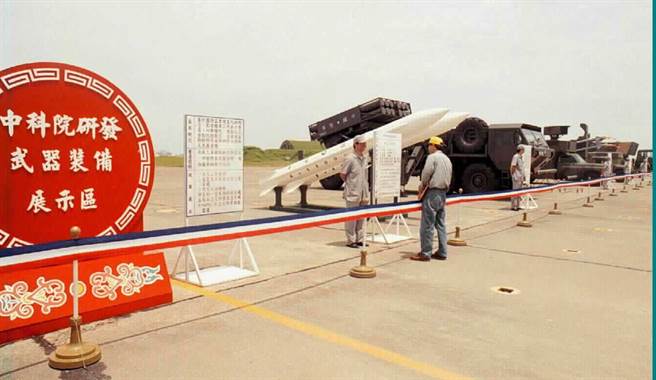 1988年中科院首次公開展示自行研發的武器裝備。（翁順利攝）