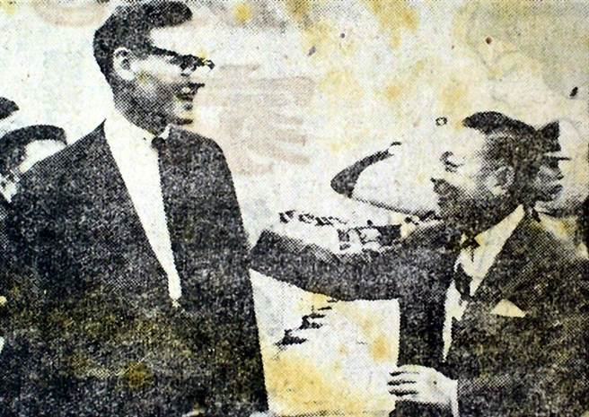 1964年時任國防部副部長的蔣經國（右）。（姚琢奇攝，徵信新聞報）