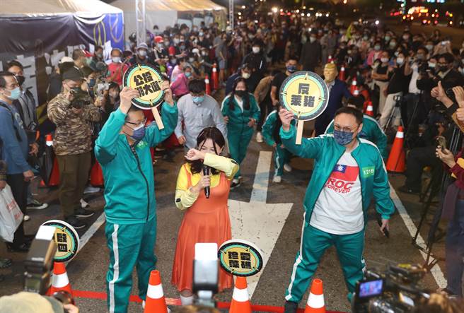 中廣董事長趙少康（左）、台北市議員游淑慧（中）、前國民黨文傳會副主委鄭照新（右）與羅智強等31日一起參與「公投萬聖節」活動，在凱達格蘭大道上玩魷魚遊戲，與大家一起同歡，並盼送四大公投順利跨過終點線。（劉宗龍攝）