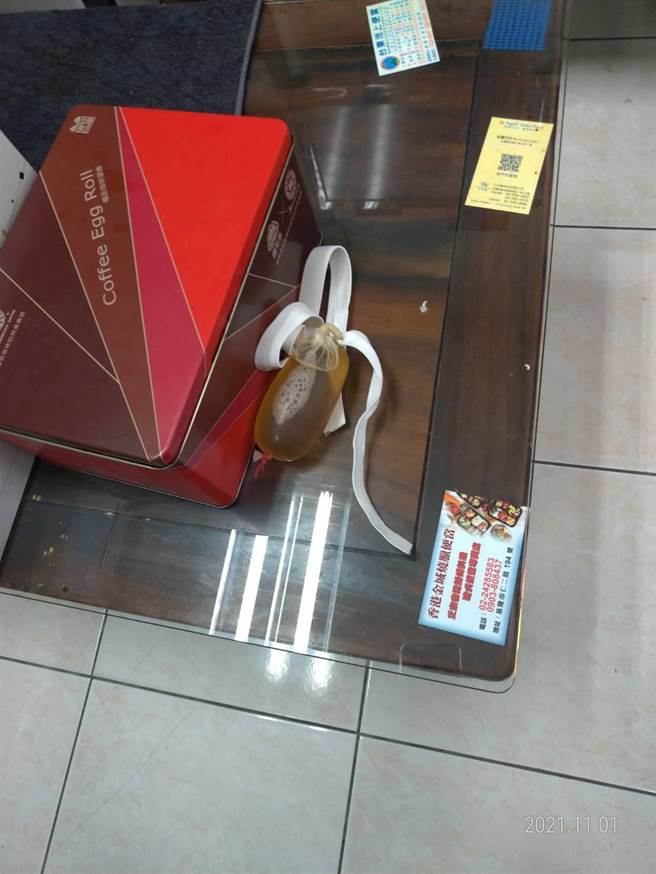 许姓毒品列管人口使用保险套灌装乌龙茶藏在裤裆，打算蒙混过关，遭警方识破。（基隆市警局提供／陈彩玲基隆传真）