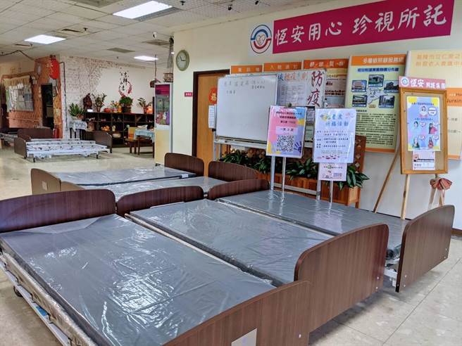 「世界华人工商妇女企管协会」今日捐赠36张电动护理床给基隆市立仁爱之家养护大楼。（基隆市政府提供／陈彩玲基隆传真）