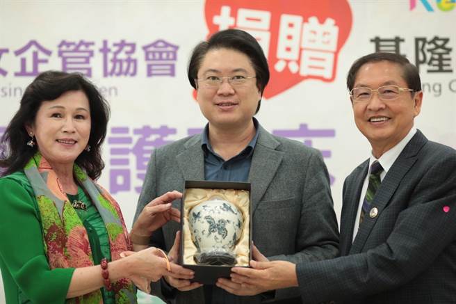 基隆市长林右昌代表受赠，感谢总会长陈阡蕙与世华的爱心与善举。（基隆市政府提供／陈彩玲基隆传真）