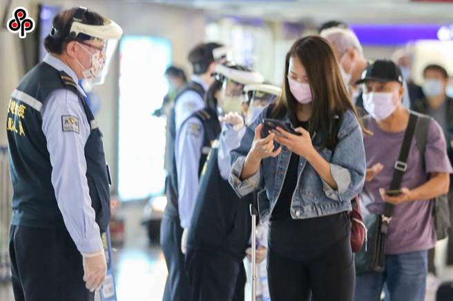 春节返台松绑检疫措施出炉，除了高风险国家如印度、缅甸、英国等，仍维持入住集中检疫所检疫，其他国家入境採取前10天入住防疫旅馆，阴性后可以搭防疫计程车回到家中继续4天检疫。（本报资料照）