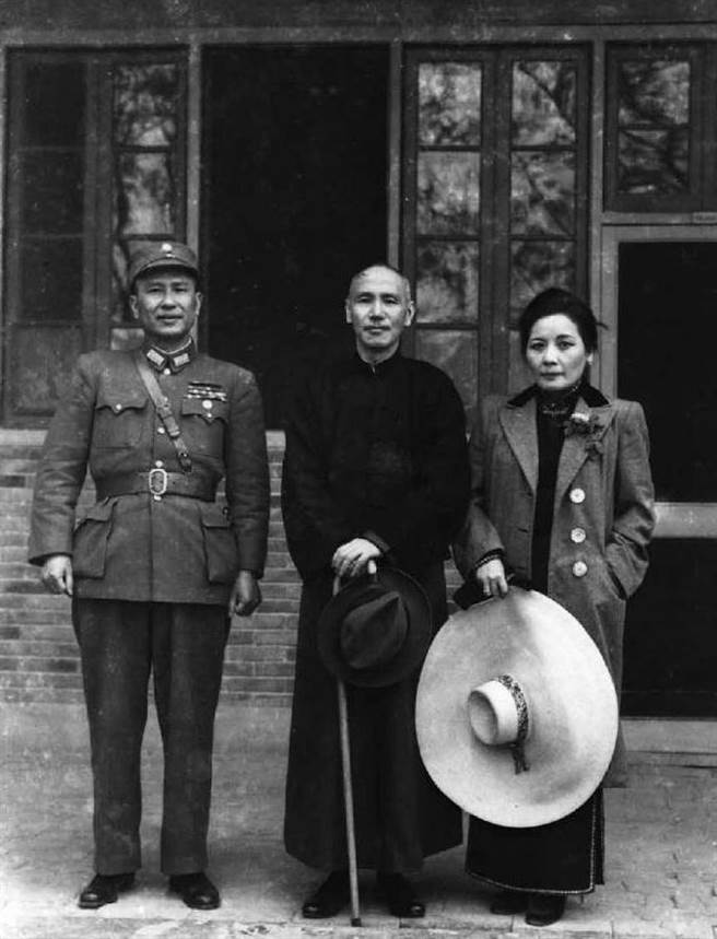1945年抗戰末期，白崇禧（左一）與蔣中正、宋美齡攝於陝西臨潼。（時報出版社提供）