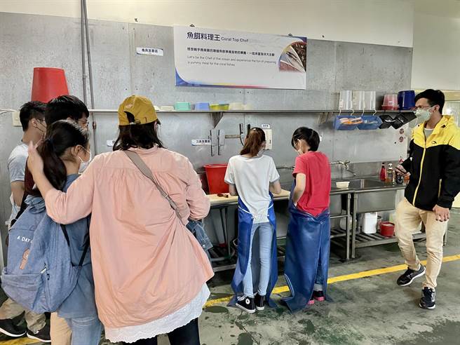 一群来自弱势家庭的青年学子在屏东海生馆「一日饲育员」的量身打造下，除对復育基地大感新奇外，也进一步认识自我与寻找未来的方向。（谢佳潾摄）