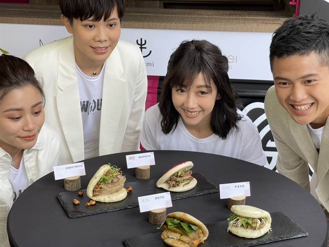 汤智钧（右起）、吴佳颖、郑怡静、方莞灵出席公益活动。（李弘斌摄）