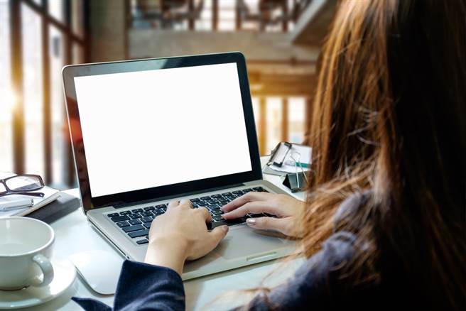 一名海巡署專員更動要上繳的報告作者為「三八」，慘被遭引射的女同事提告。（示意圖／Shutterstock）