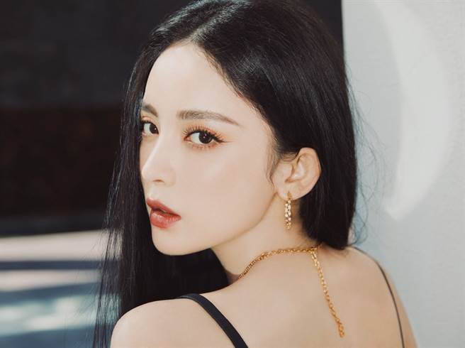 娜扎以性感细肩带黑裙亮相活动。（图／翻摄自娜扎工作室微博）