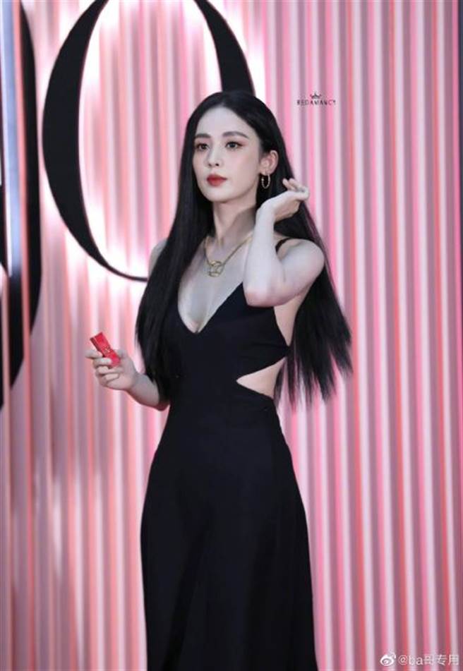 娜扎难得秀性感，炸出东西半球超辣。（图／翻摄自微博）