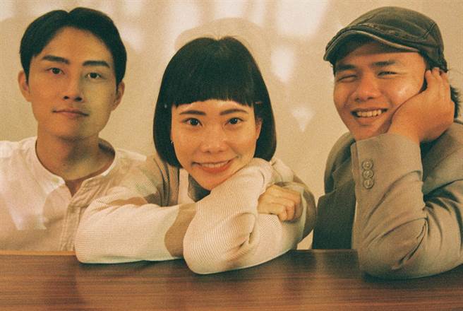 ↑沈宥齊（左起）、江沛豫、周郁翔在《時空修復師》帶領觀眾回到日治時期的台灣。（磚木取夥故事劇提供）