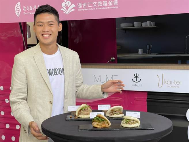 射箭选手汤智钧与福气刈包合照，笑得相当开心。（李弘斌摄）