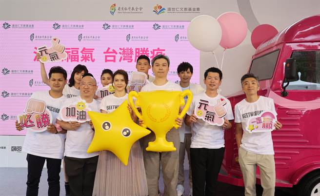 东京奥运桌球选手郑怡静（后排右起）、射箭选手汤智钧、举重选手方莞灵、射击选手吴佳颖出席公益活动。（陈筱琳摄）