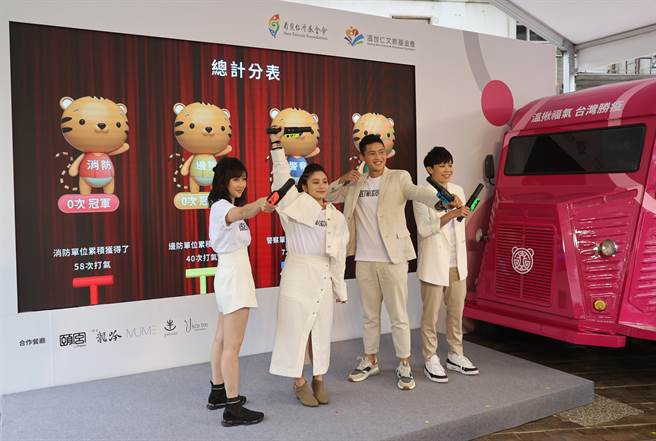 东京奥运桌球选手郑怡静（右起）、射箭选手汤智钧、举重选手方莞灵、射击选手吴佳颖出席公益活动。（陈筱琳摄）