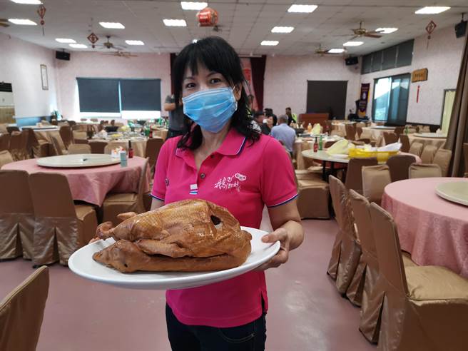 台南市下营区台19甲公路鹅肉店家配合公所感恩月活动，即日起11月底买千送百。（刘秀芬摄）