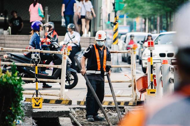 112年7月新进公务人员退抚新制上路，铨叙部长周志宏日前坦言，现有退抚基金有可能提前破产，引发公教人员恐慌。(示意图，郭吉铨摄）
