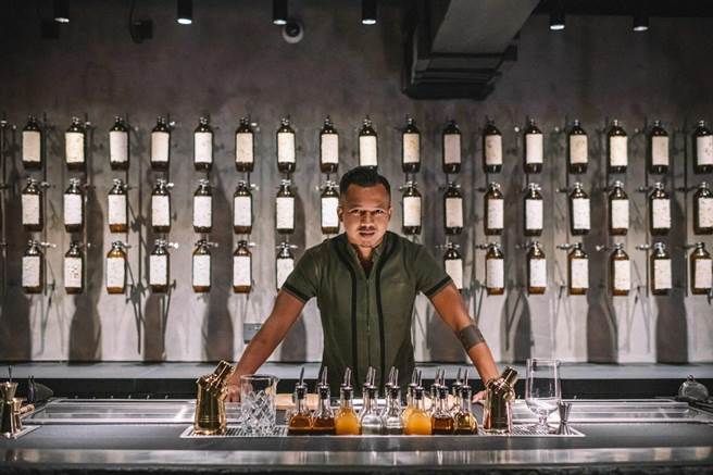 Agung Prabowo是Penicillin酒吧的創辦人之一，他也主持了「可持續調配」雞尾酒網上大師班。（香港旅遊發展局提供）