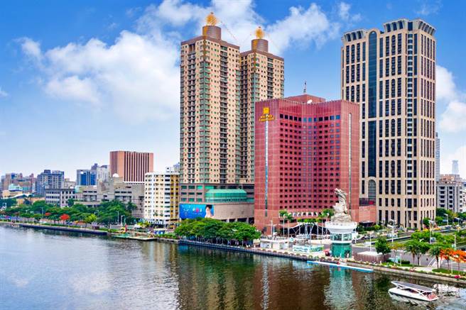 饭店业者国宾公告，为活化资产、提升资产使用价值，董事会通过授权董事长洽谈高雄国宾饭店（图中）的危老改建合作开发案，目前规画洽谈中。（国宾提供）