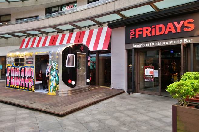 開展餐飲集團旗下美式餐飲品牌TGI FRIDAYS歡慶登台30周年，啟動首波品牌活化計畫，於台北信義店前重金打造「紐約地鐵車廂」，搶攻IG打卡版面。（記者林資傑攝）