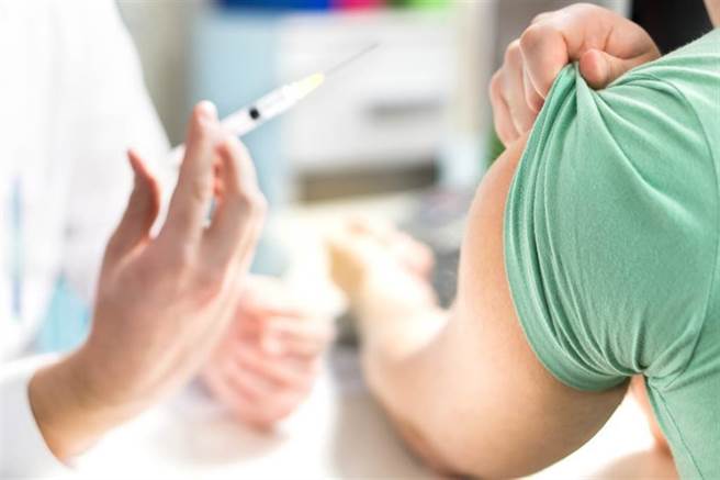 桃園1人接種後發生血栓研判與接種AZ疫苗有關，獲得救濟金90萬元，為國內目前國內最高受害救濟金額。（示意圖／達志影像）