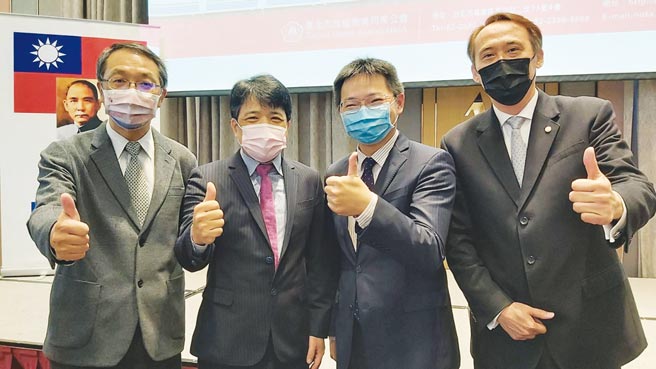 北市旅馆公会理事长韦建华（左二）与内政部营建署国民住宅组长欧正兴（左一）、科长苏玉峰（右二）、王朝酒店总经理孙至坚共贺大会圆满成功。图／黄台中