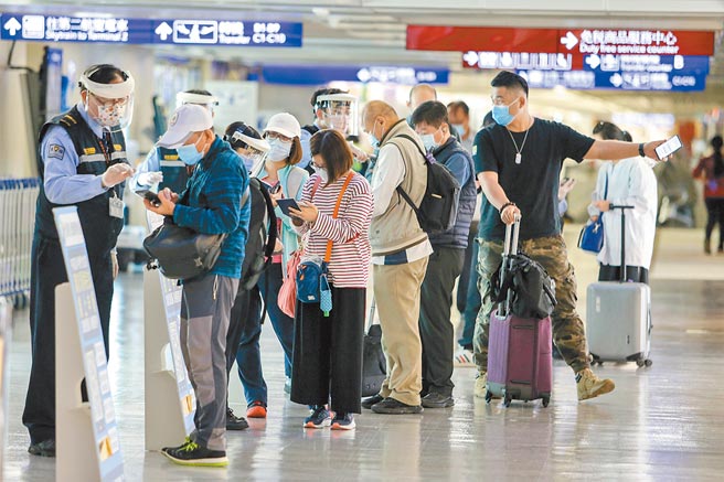 春节返台检疫松绑措施出炉，除了高风险国家如印度、缅甸、英国等，其他国家入境採取前10天入住防疫旅馆，阴性后可搭防疫计程车回到家中继续4天检疫。图为桃园机场入境旅客。（陈麒全摄）