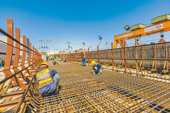 台湾本土疫情趋缓，但边境管制迟未松绑，劳动部昨天宣布，最快11月底前将重启移工入境，包含社福与产业移工。（本报资料照片）