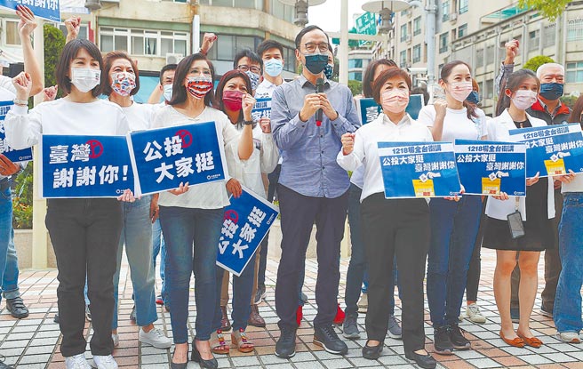 国民党主席朱立伦（中）宣誓启动1218场公投街讲，喊出这次公投口号为「公投大家挺、台湾谢谢你」，并宣布街讲战车全台巡迴活动启动。（季志翔摄）