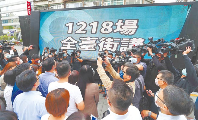 4大公投案投票在即，国民党立委李贵敏昨怒轰民进党狂打恐吓牌，因为民进党政府已经没有任何逻辑可以合理化自己的主张。图为国民党1日宣布将举办1218场宣讲活动，设有超大银幕的公投宣传战车，从国民党中央党部前出发直奔屏东展开宣讲。（季志翔摄）