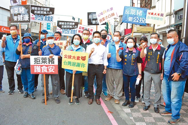 國民黨前副祕書長張雅屏表示，2018年通過的7項公投大部分皆未落實，要求應讓人民能夠發起彈劾，才能讓執政黨依照公投的結果施政。圖為國民黨祕書長黃健庭（中）率隊，宣告公投宣講車將從屏東出發，走遍全台每個角落。（林和生攝）