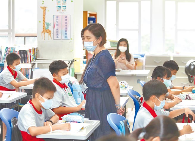 行政院宣布明年为军公教调薪4％，但学校教职员是只调整本俸或加给也纳入调升范围？教育部昨表示，行政院人事行政总处正在研议，学校教职员加薪4％，包括本俸及加给均纳入。（本报资料照片）