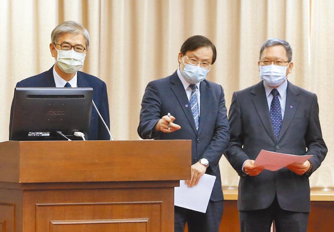 金管会主委黄天牧（左起）、经济部次长林全能及财政部长苏建荣1日出席立法院财委会，针对中央银行数位货币整备状况，以及如何因应虚拟货币跨入金融市场问题，接受立委质询。（赵双杰摄）