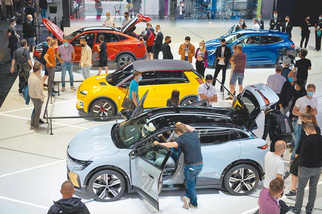 晶片短缺影响进口车供应，10月车市遭逢缺车风暴袭击，单月挂牌月减14％，其中进口车缩水幅度扩大，整体进口车月减23.7％、豪华车品牌月减更高达3成，库存几乎见底。图为德国慕尼黑车展。（路透）