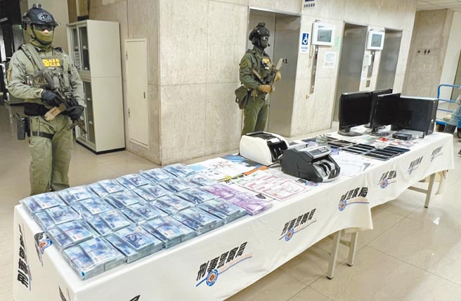 刑事局侦破诓骗「未上市股票」吸金诈骗集团，逮捕18名嫌犯，初估被害达上千人，财损逾新台币5亿元。图为警方查扣的1000多万现金赃款。（警方提供／胡欣男台北传真）