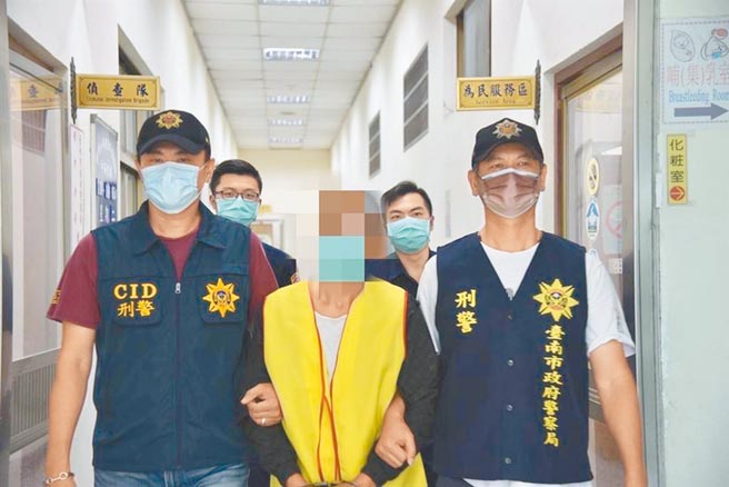 谢姓男子（中）涉嫌恐吓在台南市盐水区太阳能光电案场施工的科技业者，被台南地检署依恐吓取财罪嫌提起公诉。（本报资料照片）