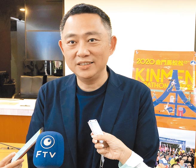 寻求连任的金门县长杨镇浯平稳推动县政，赢得乡亲的普遍支持和信赖。（李金生摄）