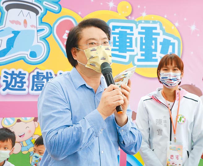 基隆捷运争议延烧，基隆市长林右昌日前呛台北市长柯文哲「可怜，满脑子政治！」（基市府提供／张颖齐基隆传真）