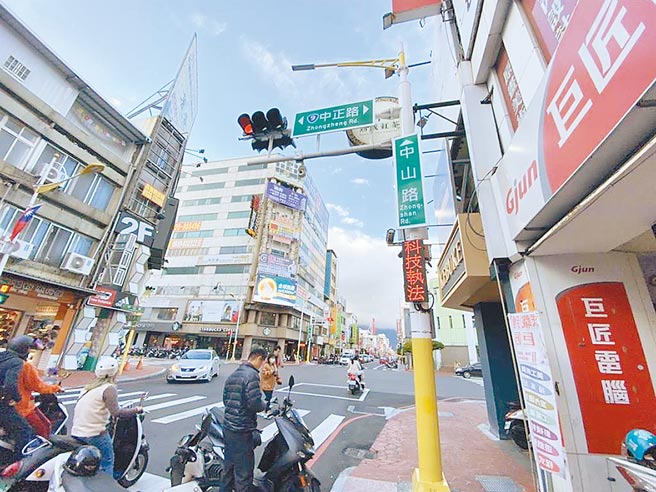 花蓮警方在中山路沿線5個路口設置7組科技執法設備，5月中旬上路至10月25日止，共祭出近7200件罰單，且違規者又以外縣市遊客居多，占總件數近6成。（羅亦晽攝）