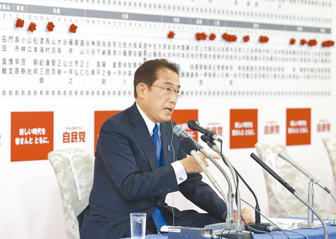 日本執政聯盟10月31日贏得國會眾議院選舉後，日本首相、自民黨總裁岸田文雄在東京的自民黨總部接受採訪。（新華社）