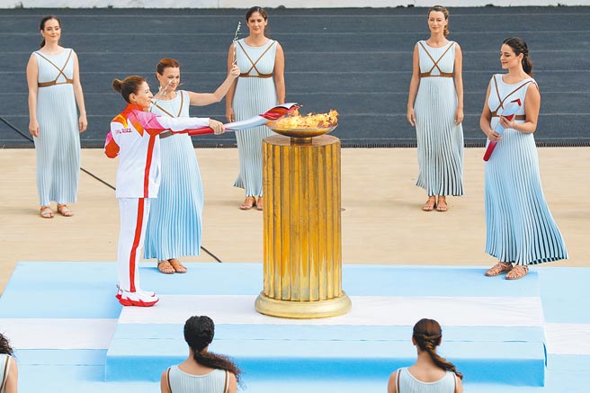 義大利總理德拉吉、荷蘭首相呂特皆在G20場合向中國外長王毅表達支持北京冬奧。圖為10月19日希臘奧委會將奧會火種交接給北京冬奧組委會。（新華社）