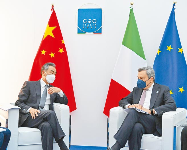 中國國務委員兼外交部長王毅（左）10月31日在羅馬與義大利總理德拉吉會面。（新華社）