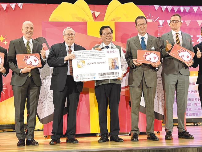 桃园市民卡发行满6周年，市长郑文灿1日宣布扩大发卡对象，增加「外籍人士敬老卡」，并发出第1张给在南崁住了16年的沙荡（左二）。（蔡依珍摄）