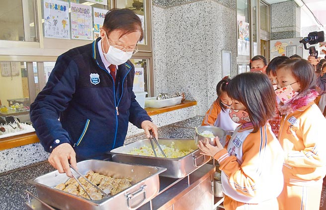 南投縣學生營養午餐費用將提高，但縣府強調仍將維持免費。（南投縣政府提供／廖志晃南投傳真）