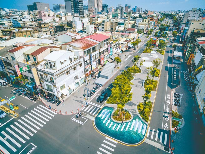 獲全球卓越建設獎的「Tainan Axis + The Spring」以河樂廣場、海安路周邊及街道美術館為核心進行都市更新設計。圖為海安路景觀工程兼具綠化、行人步行、藝術造街等特色。（台南市政府提供／曹婷婷台南傳真）
