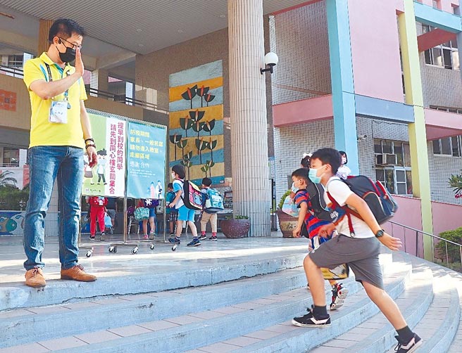 高雄市新上国小从11月起试办延后上学，期末再视试办情况议决新作息或恢復旧规。（新上国小提供／曹明正高雄传真）
