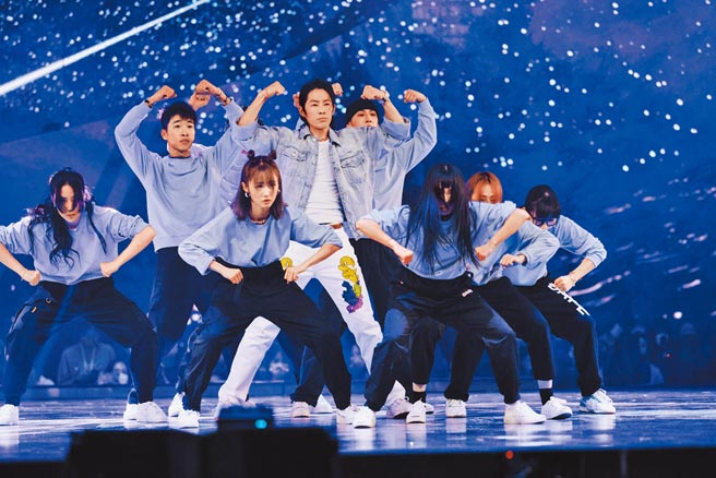 吴建豪（中）于《这就是街舞4》总决赛展现精湛舞艺。（环球音乐提供）