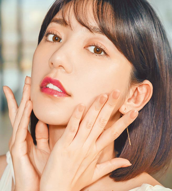 女星郭雪芙為嬌蘭代言皇家蜂王乳平衡油3G。（嬌蘭提供）