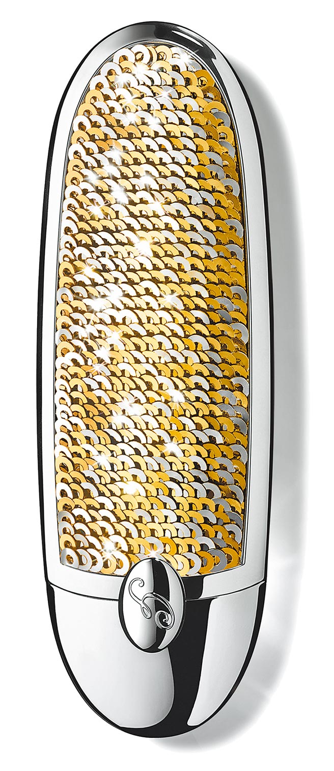 嬌蘭紅寶之吻高訂脣膏彩殼，銀耀，1350元。（嬌蘭提供）