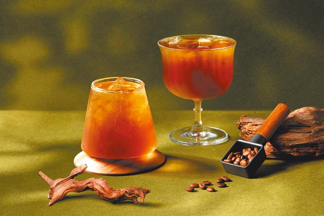 路易莎咖啡本期黑卡推出「发现台湾咖啡极选」，採用卓武山、台南大锄花间庄园豆，出示黑卡享6折120元。（路易莎提供）