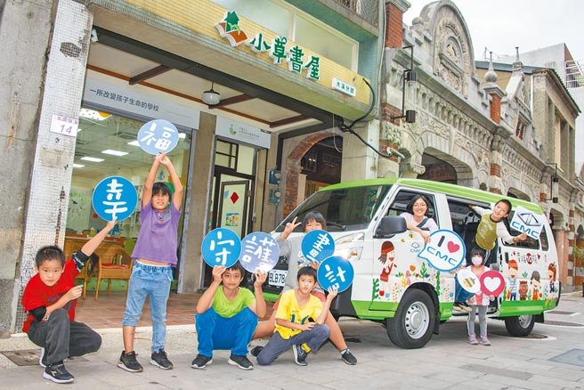 老师詹敬农陪伴小草书屋孩子学习成长，开着幸福10号与孩子探索世界。（陈大任摄）